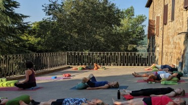 umbrien-yoga-urlaub-kloster-sommer-2026