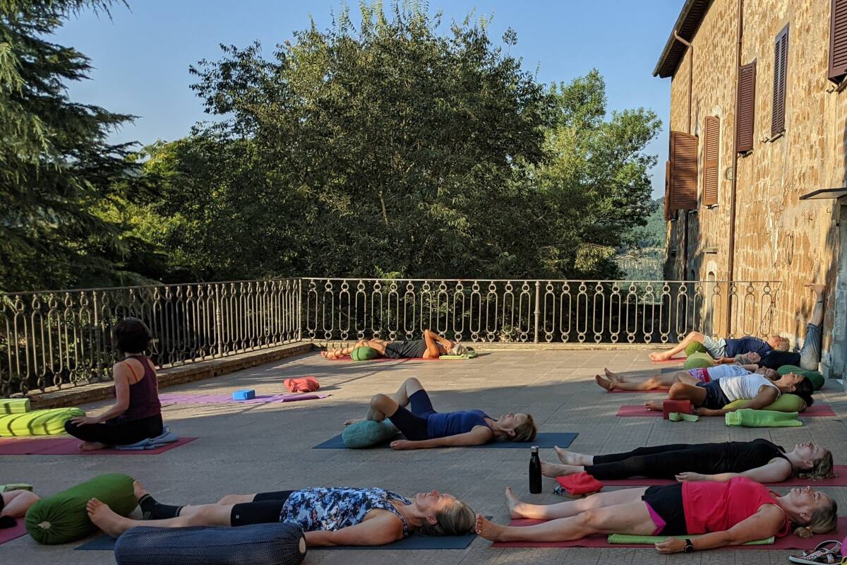 sommer yoga retreat iyengar mit karin orvieto august 2026